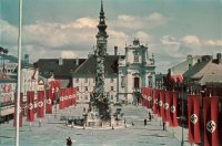 Adolf-Hitler-Platz, heute Rathausplatz, St. Pölten am 10.4.1938, Tag der Volksabstimmung © Stadtarchiv St. Pölten Adolf-Hitler-Platz, heute Rathausplatz, St. Pölten am 10.4.1938, Tag der Volksabstimmung © Stadtarchiv St. Pölten