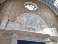 Ehemalige Synagoge St. Pölten, April 2024, Blick auf die Gesetzestafeln über dem Toraschrein © Ernesto Gelles