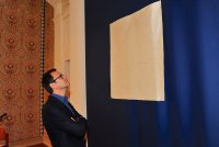 Simon Wachsmuth vor dem Toravorhang, 2014 © KOERNOE, Foto: Wolfgang Woessner Simon Wachsmuth vor dem Toravorhang, 2014 © KOERNOE, Foto: Wolfgang Woessner