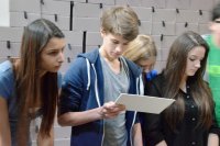 SchülerInnen bei der Projektarbeit SchülerInnen bei der Projektarbeit