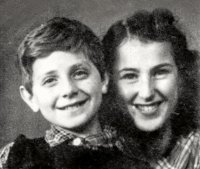 Hans Reiss mit der Tochter seiner Pflegeeltern Rachel Feinberg. © Injoest Hans Reiss mit der Tochter seiner Pflegeeltern Rachel Feinberg. © Injoest