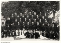 Die Gebrüder Gelb bei der FF Ratzersdorf 1929. Wilhelm Gelb, 1. Reihe, 4. von links. Hermann Gelb, letzte Reihe, 3. von rechts © Injoest 