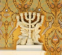 Ehemalige Synagoge St. Pölten, Leuchter auf dem Toraschrein © Injoest