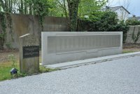 Grabstein für die 228 Opfer des Massakers von Hofamt Priel