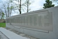 Grabstein für die 228 Opfer des Massakers von Hofamt Priel