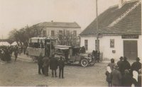 Carnival parade in front of the house of Alexander Fürchtgott, Prinzersdorf 1, around 1925 (Injoest) Carnival parade in front of the house of Alexander Fürchtgott, Prinzersdorf 1, around 1925 (Injoest)