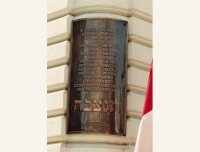 Gedenktafel am Haus 15, Hackengasse 11, ehemaliges Wohnlager für ungarisch-jüdische ZwangsarbeiterInnen Gedenktafel am Haus 15, Hackengasse 11, ehemaliges Wohnlager für ungarisch-jüdische ZwangsarbeiterInnen