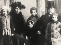 Familie Rabinowitsch mit ihren Kindern, ca. 1912 	  Familie Rabinowitsch mit ihren Kindern, ca. 1912 