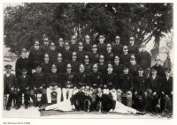 Die Gebrüder Gelb bei der FF Ratzersdorf 1929. Wilhelm Gelb, 1. Reihe, 4. von links. Hermann Gelb, letzte Reihe, 3. von rechts © Injoest 
