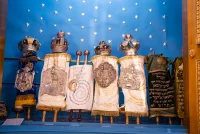 Toraschrein in der Seitenstettengasse Wien mit geschmückten Torarollen. © IKG Wien, Foto Schmiedl