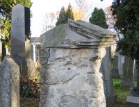 Verfallener Grabstein am jüdischen Friedhof Graz