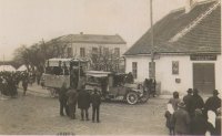 Faschingsumzug vor dem Haus von Alexander Fürchtgott, Prinzersdorf 1, ca. 1925 (Injoest)